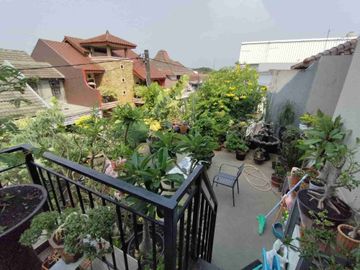 Dijual rumah ada kolam renang full renov siap huni di Pekayon Bekasi Selatan