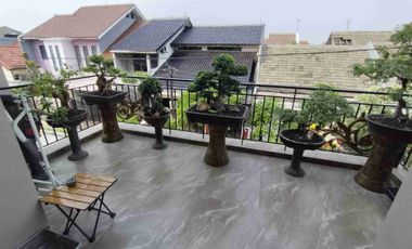 Dijual rumah ada kolam renang full renov siap huni di Pekayon Bekasi Selatan