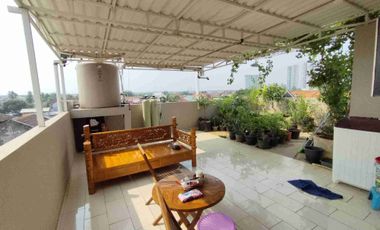 Dijual rumah ada kolam renang full renov siap huni di Pekayon Bekasi Selatan