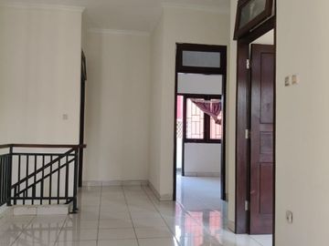 Disewakan rumah cakep, siap renov Di galaxy bekasi
