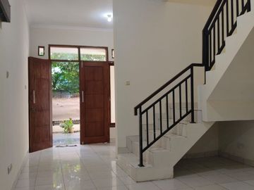 Disewakan rumah cakep, siap renov Di galaxy bekasi
