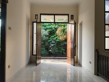 Disewakan rumah cakep, siap renov Di galaxy bekasi