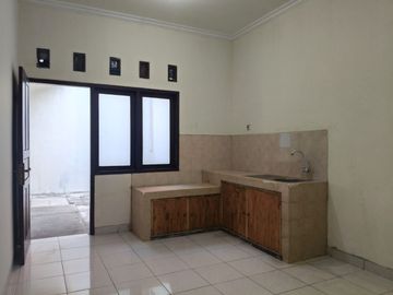 Disewakan rumah cakep, siap renov Di galaxy bekasi