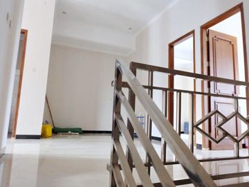 Rumah Mewah Full Kayu Jati SHM LT 200 m2 di Condongcatur Dekat Hartono Mall, UGM, UPN, Amikom, Polda DIY, Dalam Ringroad, Cocok Homestay