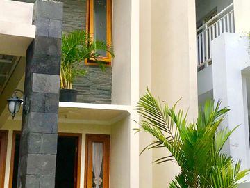 Rumah Mewah Full Kayu Jati SHM LT 200 m2 di Condongcatur Dekat Hartono Mall, UGM, UPN, Amikom, Polda DIY, Dalam Ringroad, Cocok Homestay