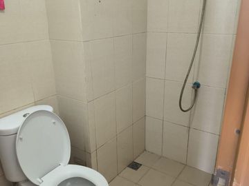 disewakan apartement bale hinggil 2 unit studio dijadikan 1 ada Ac kosongan lokasi strategis