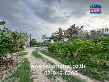 Land + 1-story house with garden, 400 sq.wa. (approx. 1600 sq.m.), near PTT gas station, Nong Pherangai, Nonthaburi, on Sai Noi-Wat Ton Chuek Road, al