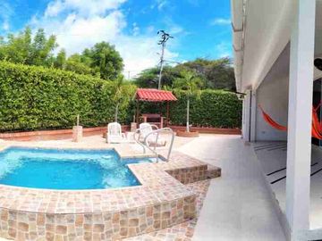 HERMOSA CASA CAMPESTRE ESQUINERA 4 HABITACIONES, CON PISCINA TIPO ROMANA.