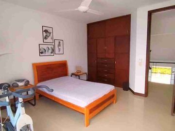 HERMOSA CASA CAMPESTRE ESQUINERA 4 HABITACIONES, CON PISCINA TIPO ROMANA.