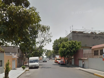 CASA EN AZCAPOTZALCO MUY AMPLIA, ACABADOS DE LUJO, CUE YA CON TODOS LOS SERVCIOS Y AMENIDADES.