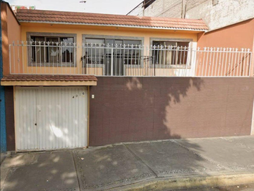 CASA EN AZCAPOTZALCO MUY AMPLIA, ACABADOS DE LUJO, CUE YA CON TODOS LOS SERVCIOS Y AMENIDADES.