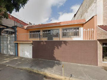 CASA EN AZCAPOTZALCO MUY AMPLIA, ACABADOS DE LUJO, CUE YA CON TODOS LOS SERVCIOS Y AMENIDADES.