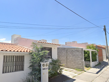 CASA EN VENTA EN JARDINES DE VILLAS DE SANTIAGO, QUERETARO.