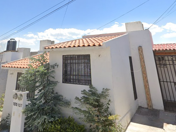 CASA EN VENTA EN JARDINES DE VILLAS DE SANTIAGO, QUERETARO.