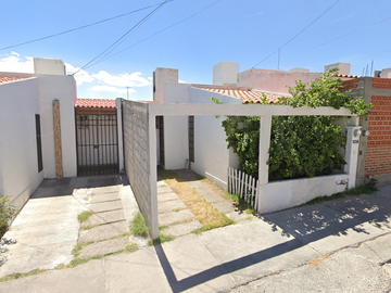 CASA EN VENTA EN JARDINES DE VILLAS DE QUERETARO, QUERETARO.