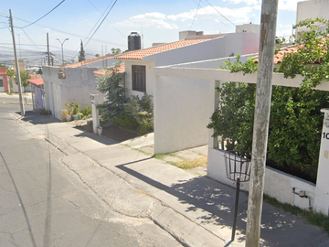 CASA EN VENTA EN JARDINES DE VILLAS DE QUERETARO, QUERETARO.