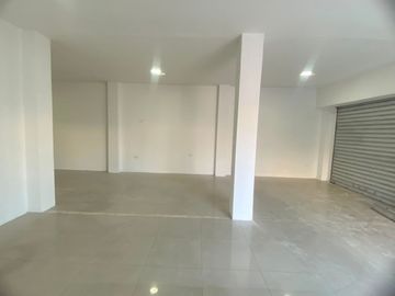 Se alquila local comercial en la Av. Ferroviaria