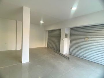 Se alquila local comercial en la Av. Ferroviaria