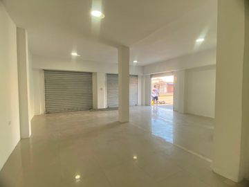 Se alquila local comercial en la Av. Ferroviaria
