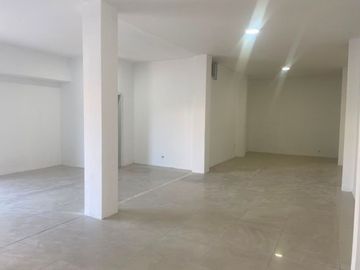 Se alquila local comercial en la Av. Ferroviaria