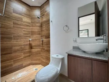 Hermosa Casa Nueva en Lago Esmeralda con Increíbles Vistas