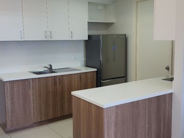 For Sale: Spacious 76sqm Interior-Designed 2BR Corner Unit with Balcony & Parking — The Vantage at Kapitolyo, Pasig | Tenanted, ₱16M Net