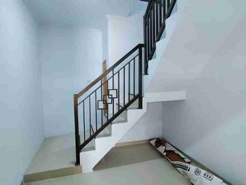 Rumah mewah lokasi pinggir jalan..