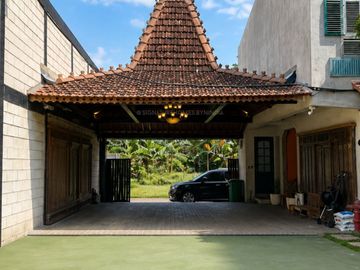Rumah Mewah dengan Swimming Pool, Gym Room, dan Parkir 16 Mobil BTC 17834 JS