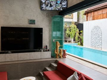 Rumah Mewah dengan Swimming Pool, Gym Room, dan Parkir 16 Mobil BTC 17834 JS