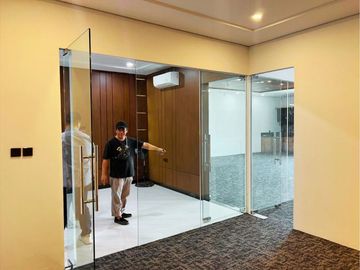 FREE PPN 0%. Sewa kantor office fully furnish [199m] PRAXIS Genteng dekat siloam tunjungan