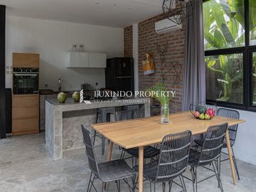 DIJUAL VILLA DENGAN 6 KMAAR TIDUR DI TAMPAK SIRING