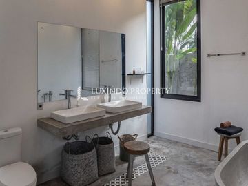 DIJUAL VILLA DENGAN 6 KMAAR TIDUR DI TAMPAK SIRING