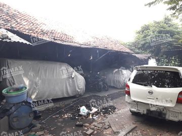 Rumah Hitung Tanah Lokasi Surabaya Pusat Dekat Sekolahan Bisa untuk Usaha
