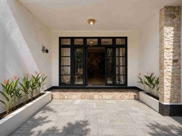 RUMAH MODERN MEWAH DI PANTAI SABA