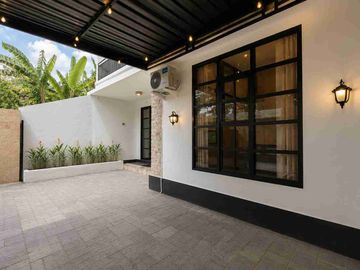 RUMAH MODERN MEWAH DI PANTAI SABA