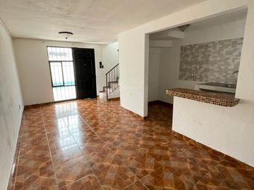 RENTA CASA CON LOCAL EN LA LOMA, QRO