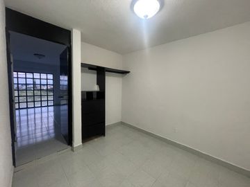RENTA CASA CON LOCAL EN LA LOMA, QRO
