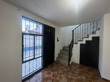 RENTA CASA CON LOCAL EN LA LOMA, QRO