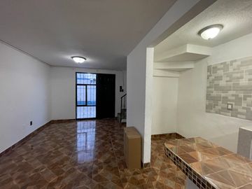 RENTA CASA CON LOCAL EN LA LOMA, QRO