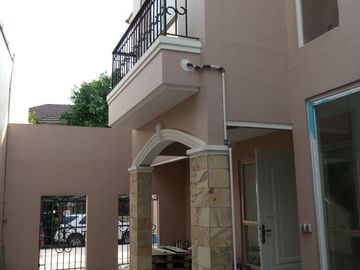 Rumah Taman Kencana 3 kamar semi furnished rapi layout lapang