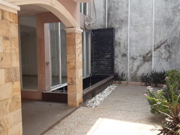 Rumah Taman Kencana 3 kamar semi furnished rapi layout lapang
