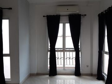 Rumah Taman Kencana 3 kamar semi furnished rapi layout lapang