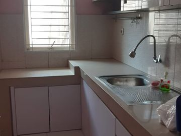 Rumah Taman Kencana 3 kamar semi furnished rapi layout lapang