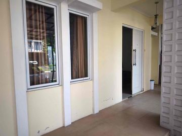 Disewakan rumah bagus rapi full furnish akses mudah di grand wisata bekasi