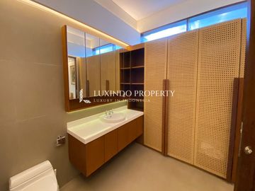 DISEWAKAN BULANAN VILLA DENGAN 4 KAMAR TIDUR DI TIBUBENENG