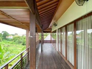 DISEWAKAN BULANAN VILLA DENGAN 4 KAMAR TIDUR DI TIBUBENENG