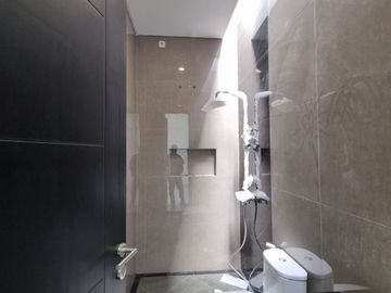 Rumah Wisma Mukti Baru Gress, SHM, Semi Furnish, Lantai Full Granit