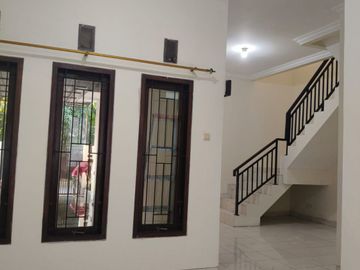 Disewakan rumah cakep siap renov di galaxy bekasi