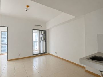 Dijual BU, Apartemen 3 Kamar Tidur dengan pool view menawan di lokasi paling premium Gading Serpon, Persis di seberang Summarecon Mall Serpong (SMS)!