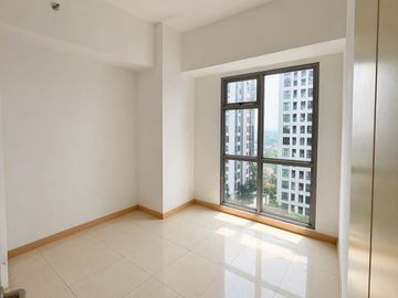 Dijual BU, Apartemen 3 Kamar Tidur dengan pool view menawan di lokasi paling premium Gading Serpon, Persis di seberang Summarecon Mall Serpong (SMS)!